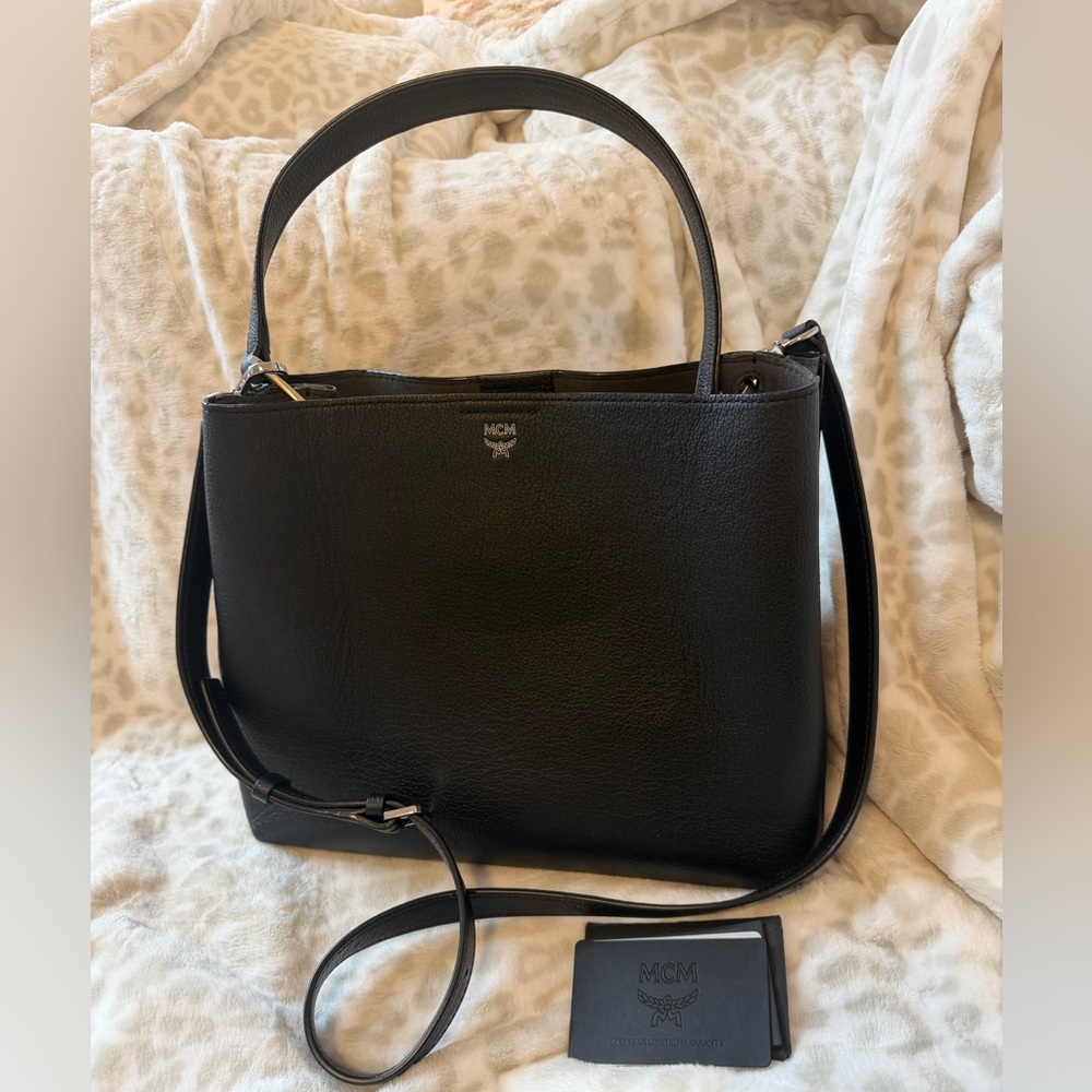 MCM Sarah Leather & Visetos Canvas Bag
12 1/2 "W x 10"H x 5 1/2 "D
Medium